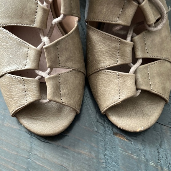 Restricted sandals - Picture 3 of 5